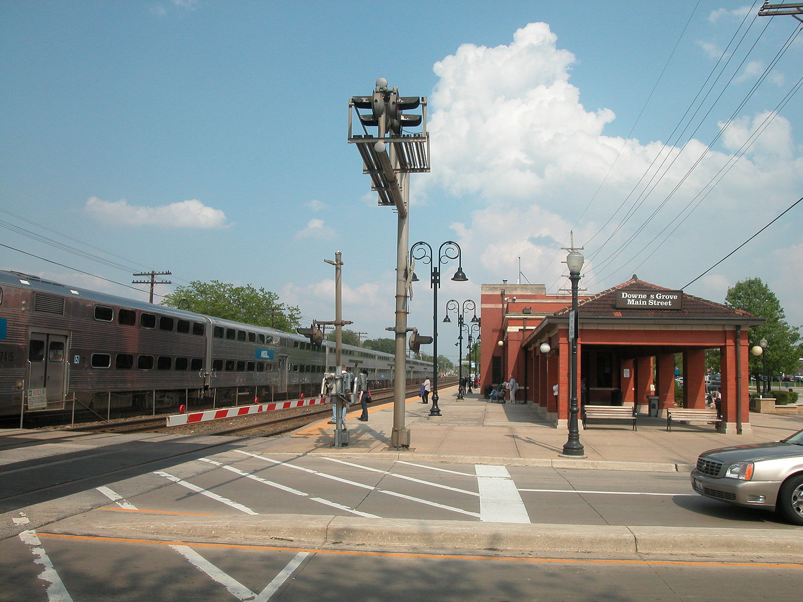 20040511_29_Metra_Downers_Grove,_IL